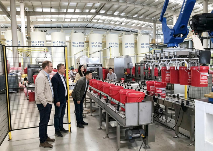 Sinergia industrial entre continentes: delegação canadense de alto nível executa auditoria técnica e revisão de fornecimento estratégico no centro de fabricação inteligente da Wanxiang Lubricant